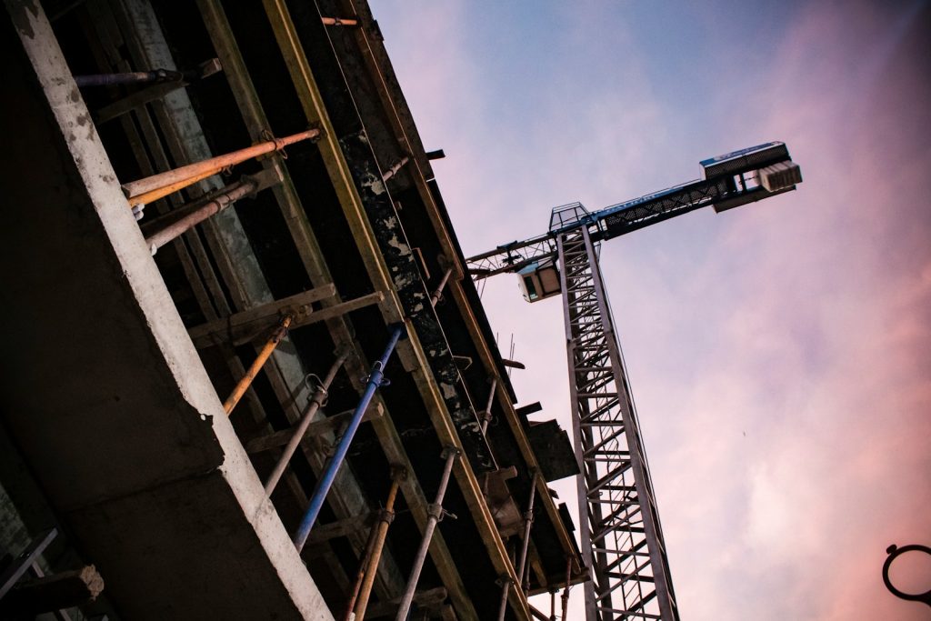 grey tower crane beside building